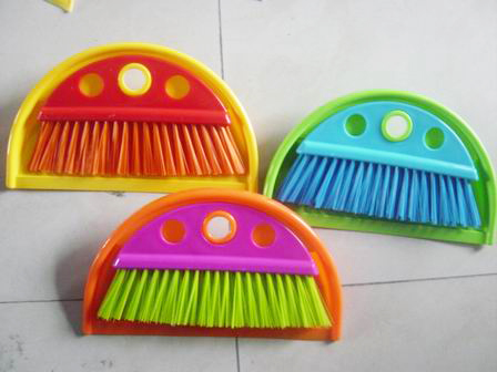 Dustpan with brush