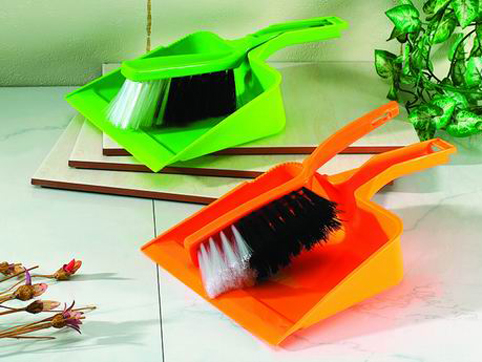 Dustpan with brush